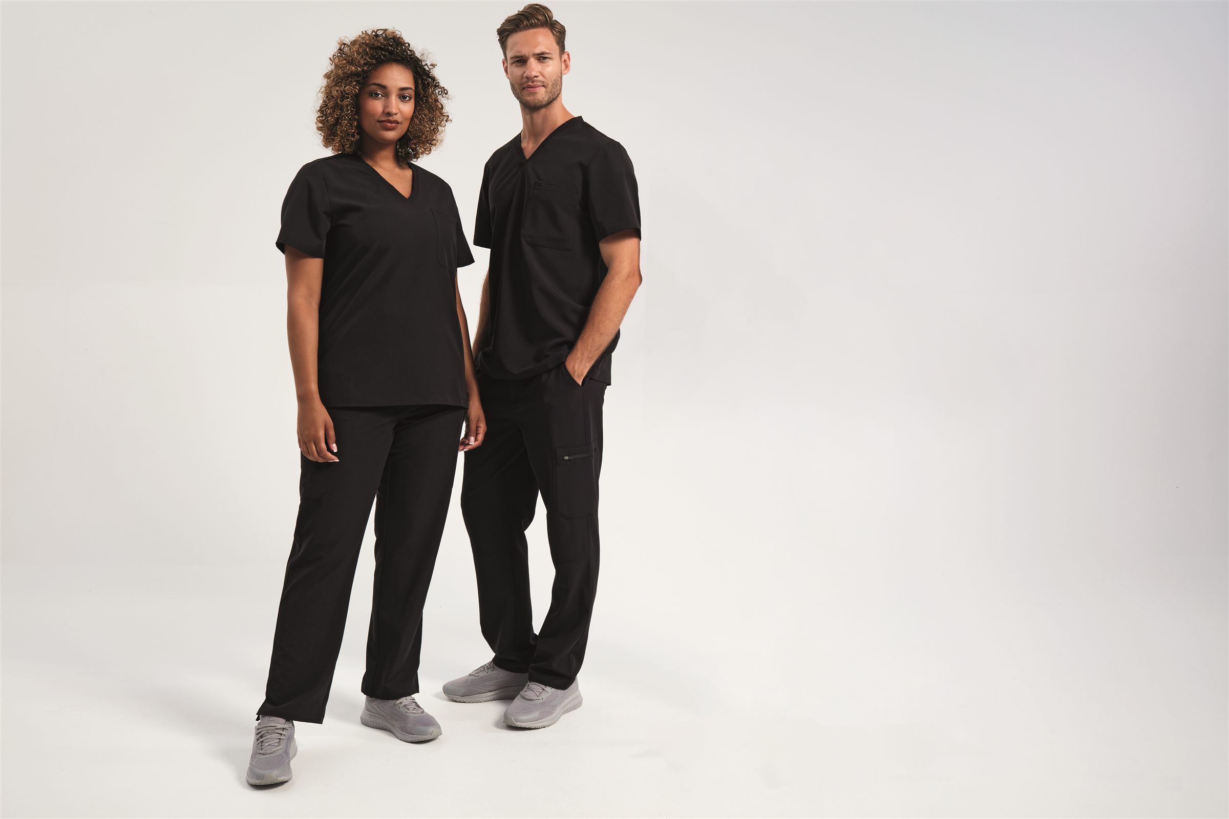 Professionisti della salute in divisa Mediswear Navy coordinata — uomo e donna